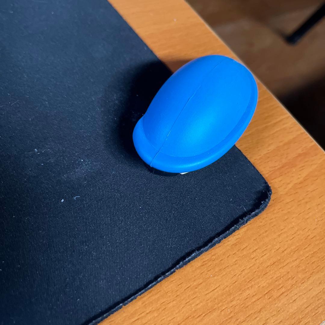 AirPodsケースの上のやつ