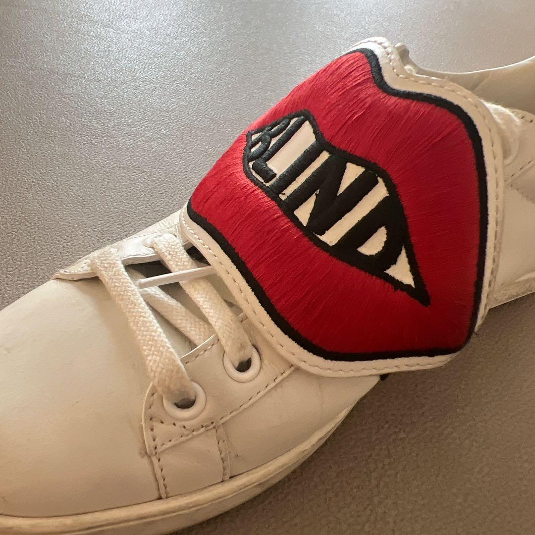 GUCCI アシメトリーデザイン ワッペンホワイトスニーカー 36ハーフ グッチ