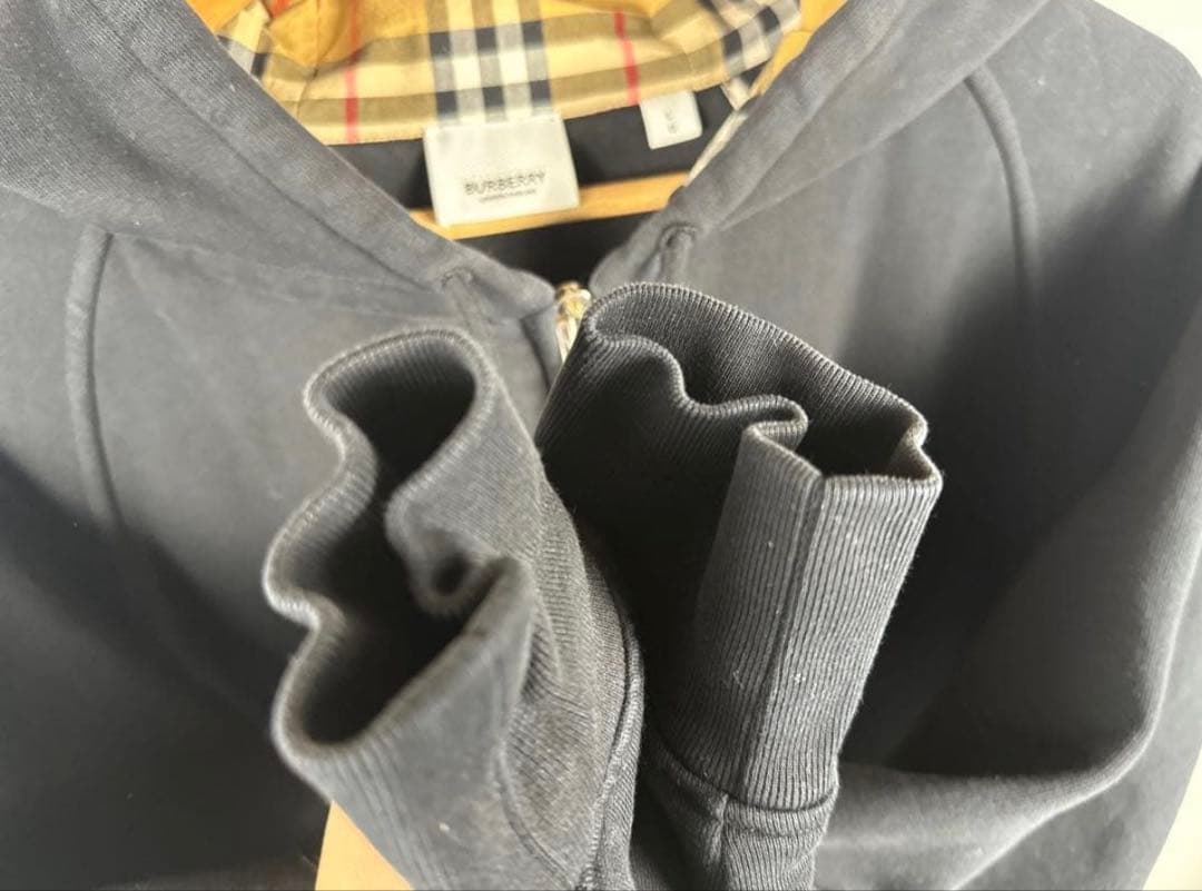 BURBERRY 黒 フード付きパーカー　メンズ　レディース