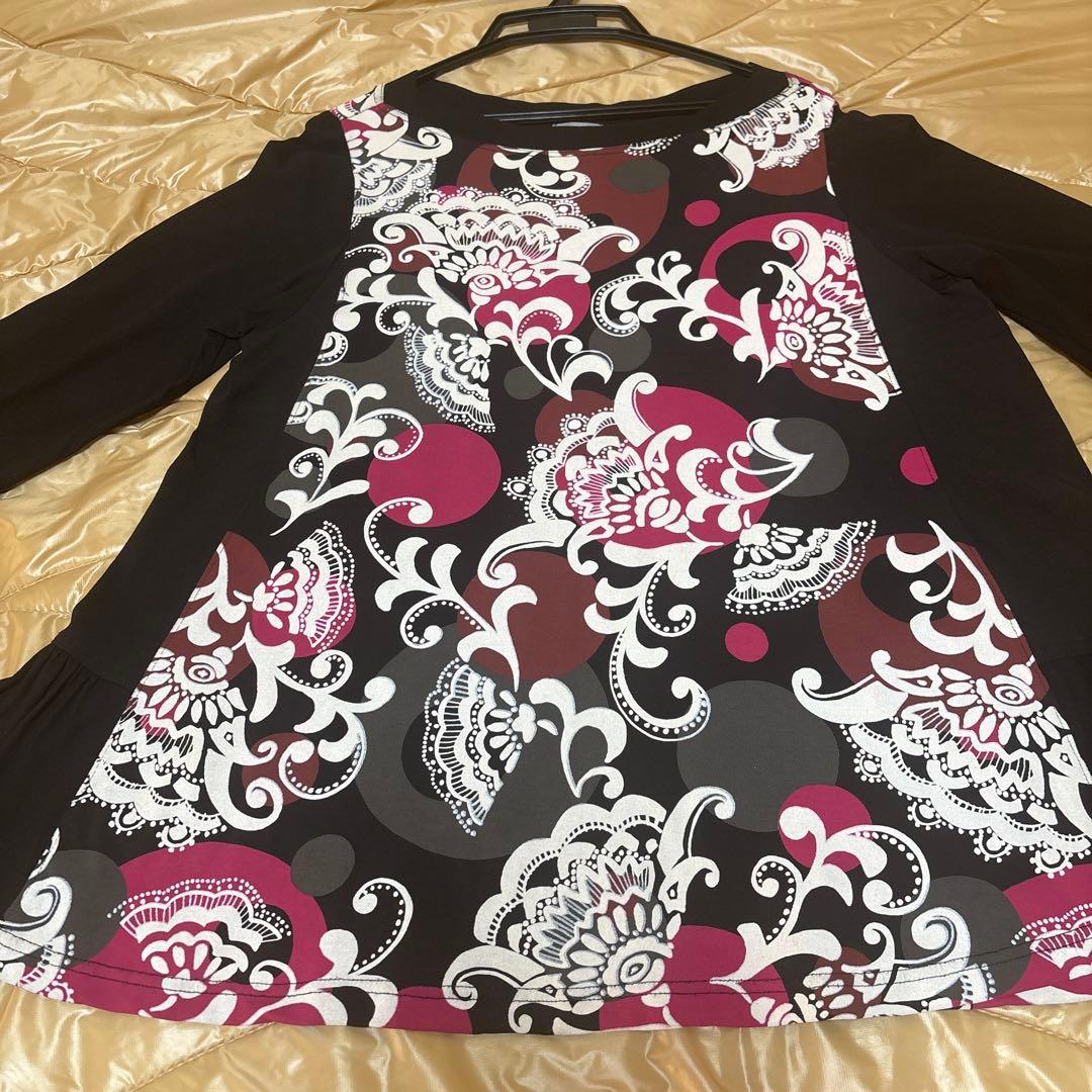 【美品】✨トクコプルミエヴォル✨黒地に抽象的な花柄の五分袖チュニック❣️