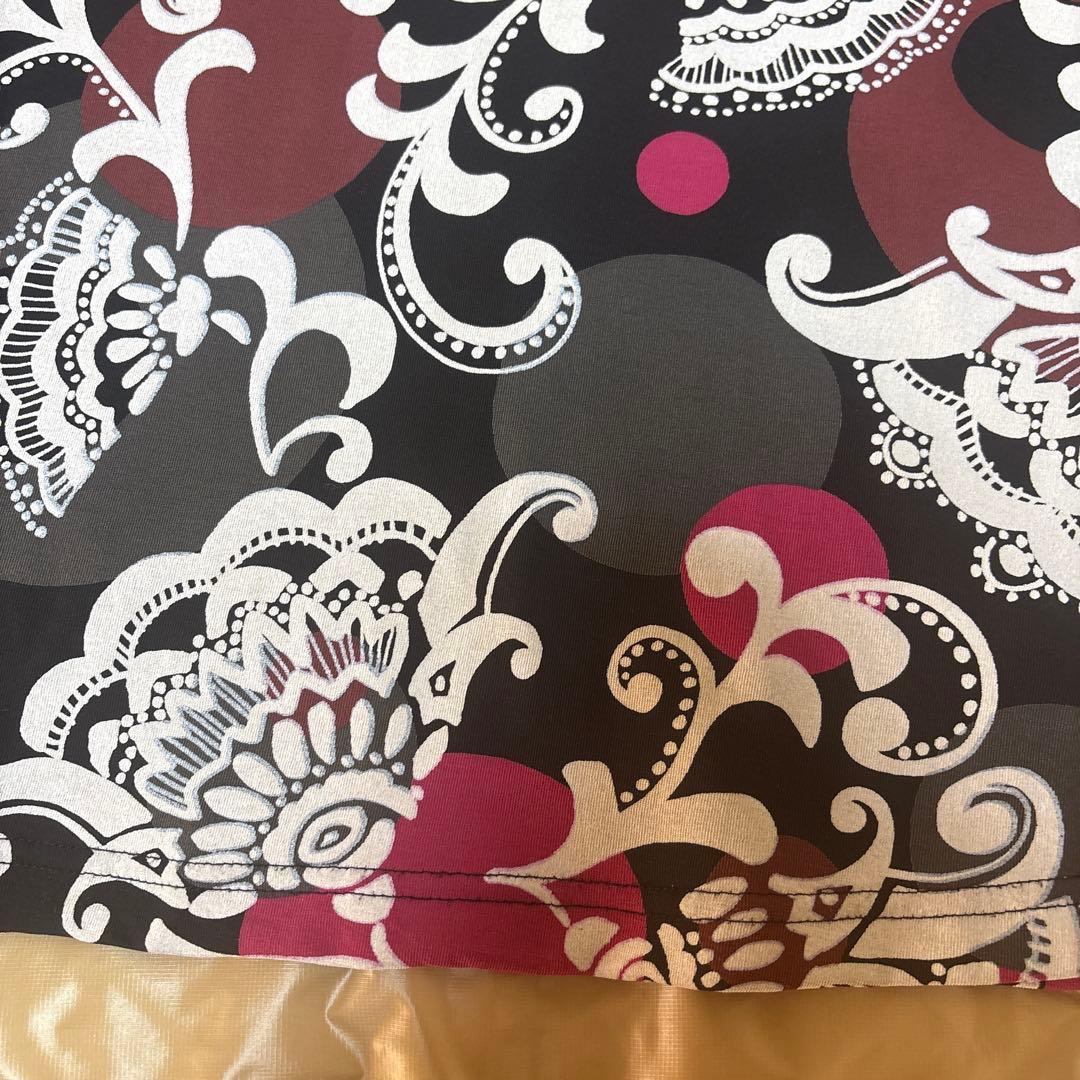 【美品】✨トクコプルミエヴォル✨黒地に抽象的な花柄の五分袖チュニック❣️