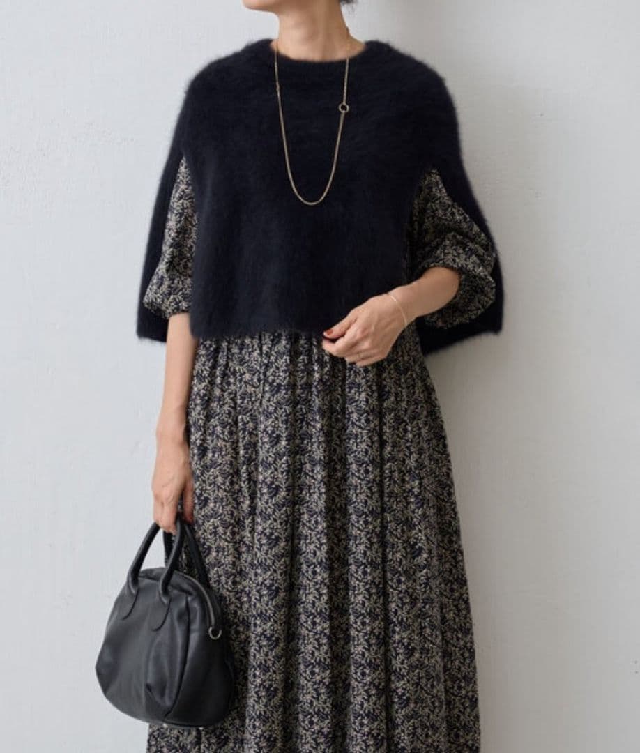 ビアズリー　プリントギャザーワンピ　黒系　リーフ柄　Vネック　ロングワンピース