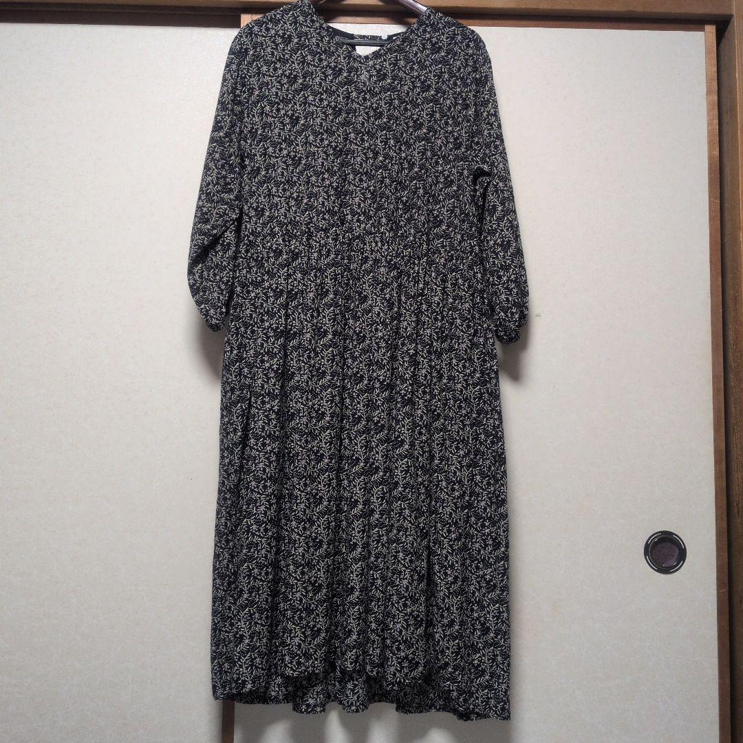 ビアズリー　プリントギャザーワンピ　黒系　リーフ柄　Vネック　ロングワンピース