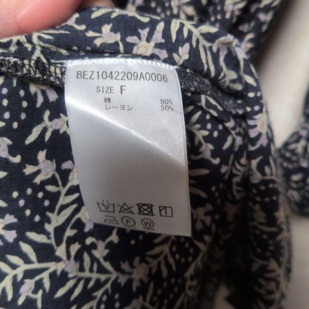 ビアズリー　プリントギャザーワンピ　黒系　リーフ柄　Vネック　ロングワンピース