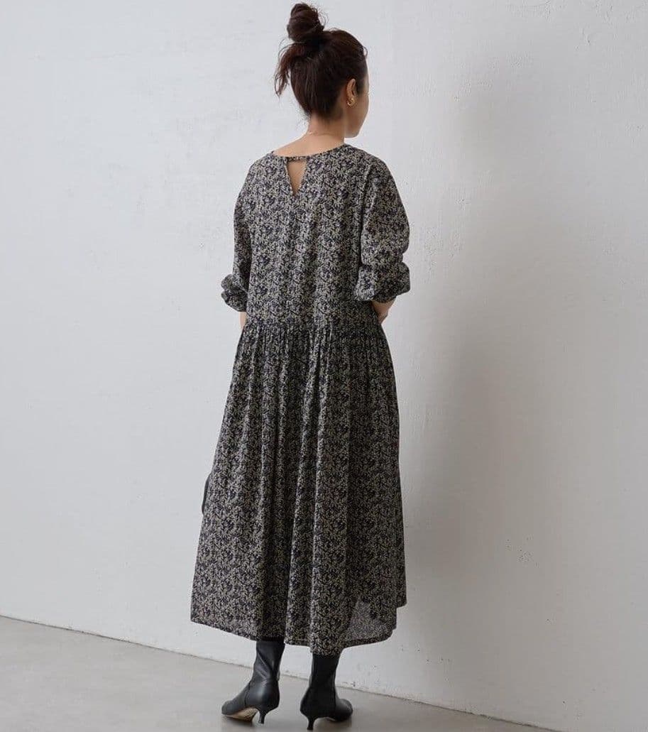 ビアズリー　プリントギャザーワンピ　黒系　リーフ柄　Vネック　ロングワンピース