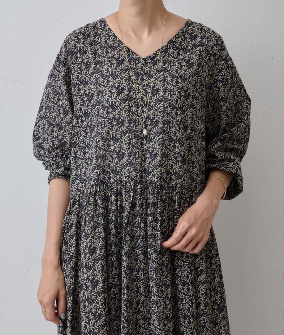 ビアズリー　プリントギャザーワンピ　黒系　リーフ柄　Vネック　ロングワンピース