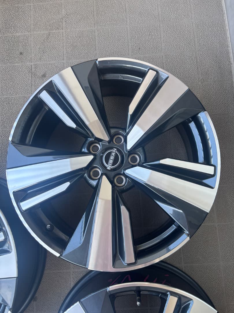 【美品】ニッサン T33 エクストレイル 純正19インチ ４本セット