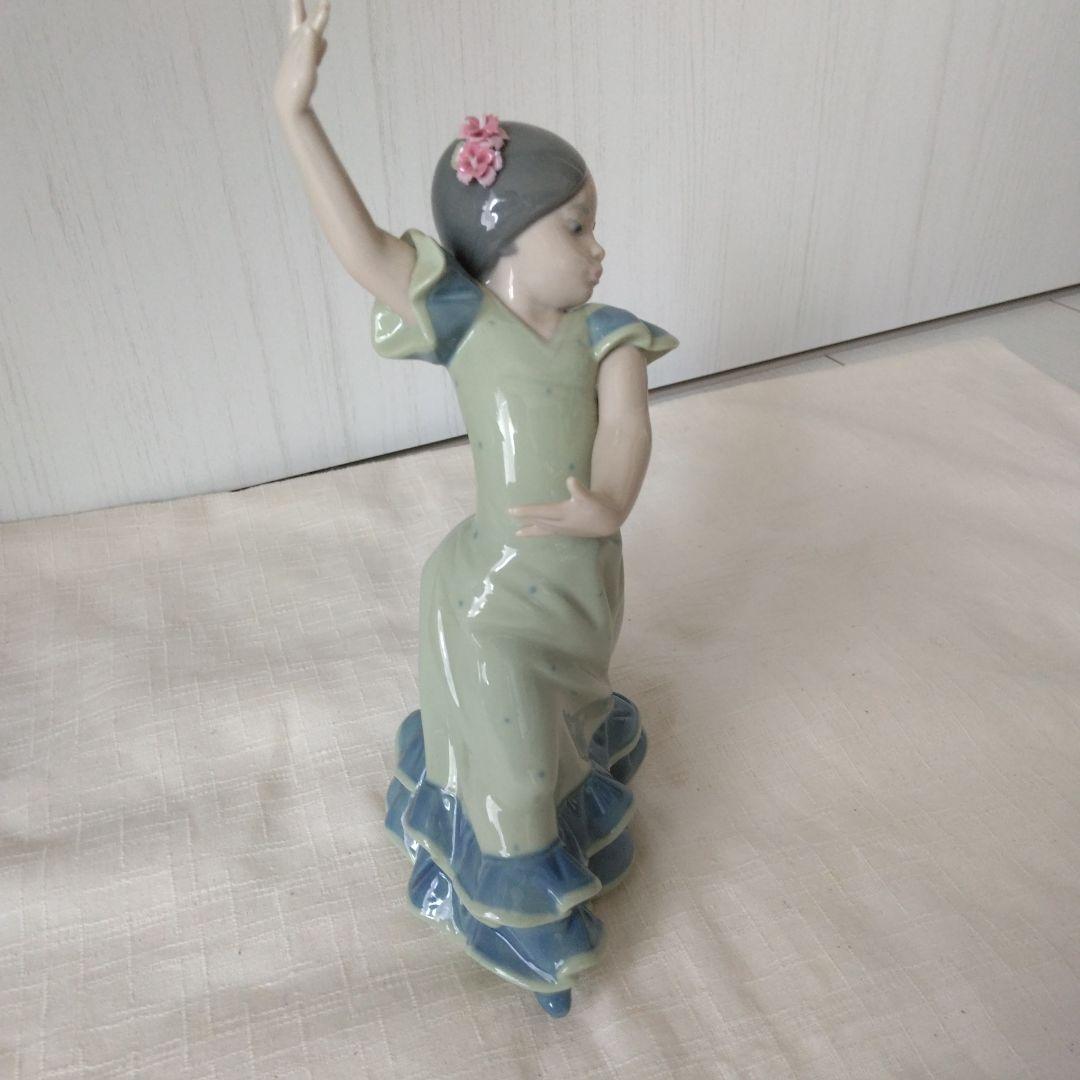 リヤドロ人形　フラメンコを踊る少女の陶器置物　箱入り