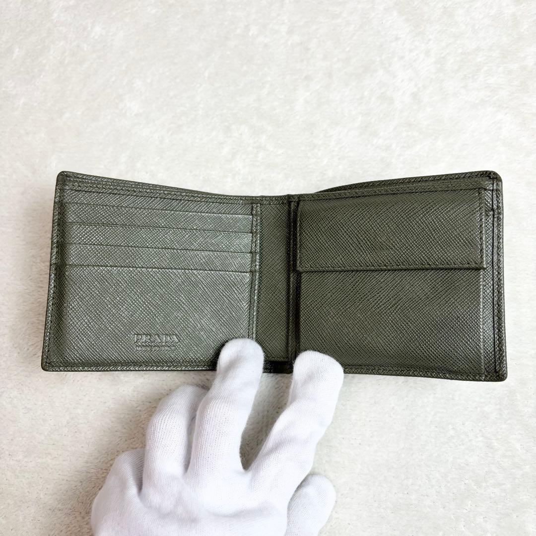 【美品✨/現行】プラダ 二つ折り財布 サフィアーノレザー カーキ RFID搭載