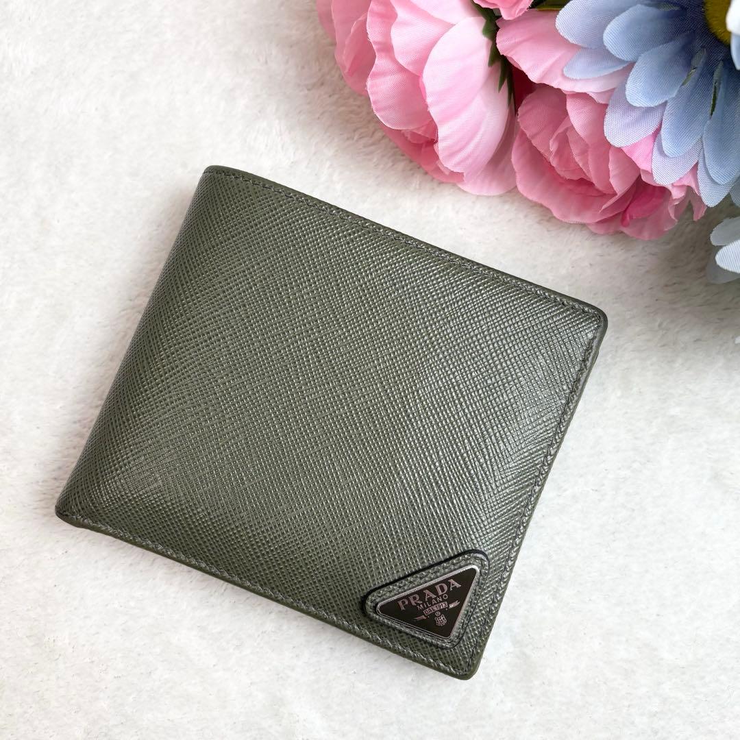 【美品✨/現行】プラダ 二つ折り財布 サフィアーノレザー カーキ RFID搭載