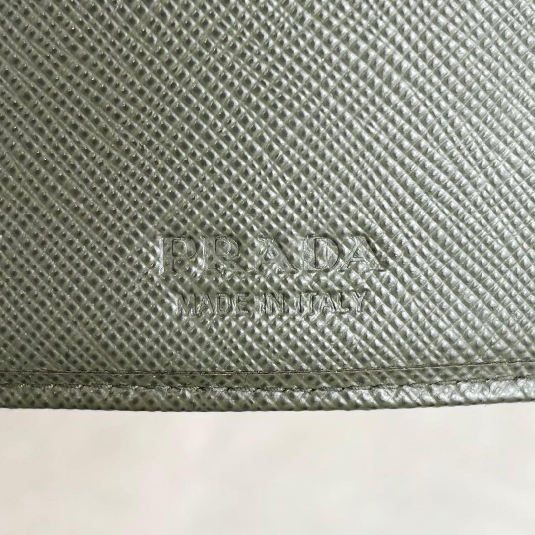 【美品✨/現行】プラダ 二つ折り財布 サフィアーノレザー カーキ RFID搭載