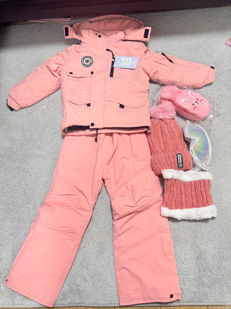 新品 キッズ ピンク色スキーウェア 上下 120cm スキーゴーグルなど4点付き