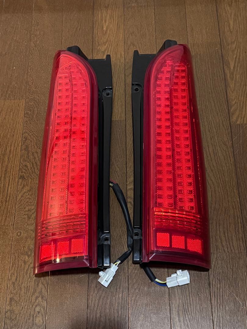 ハイエース　社外テールランプ