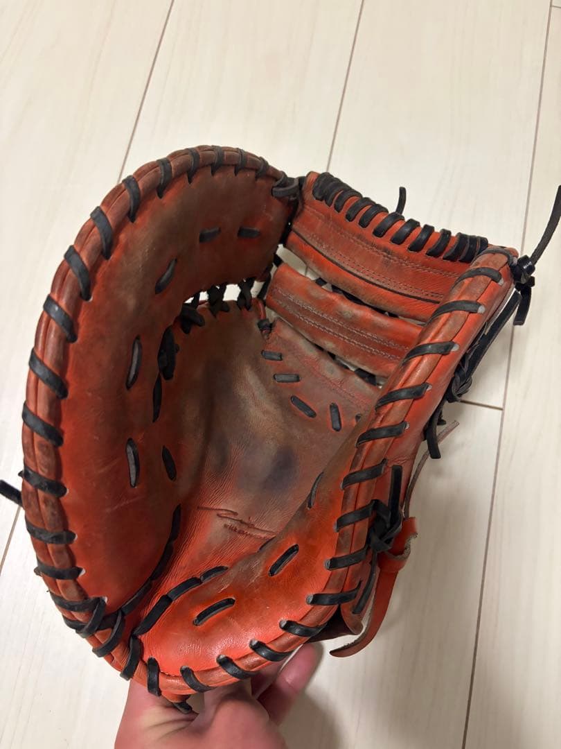 オレンジ革製野球グローブ