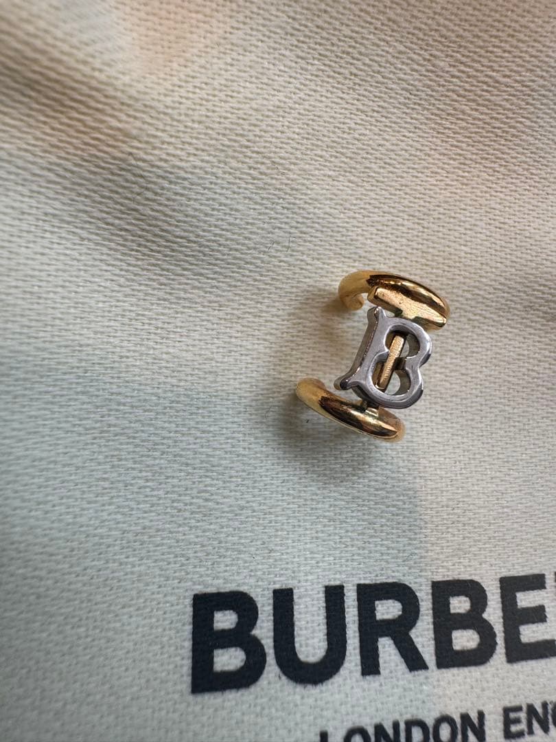 本日限定 コメント頂いた方13800円に。BURBERRYイヤーカフ Bロゴ付き