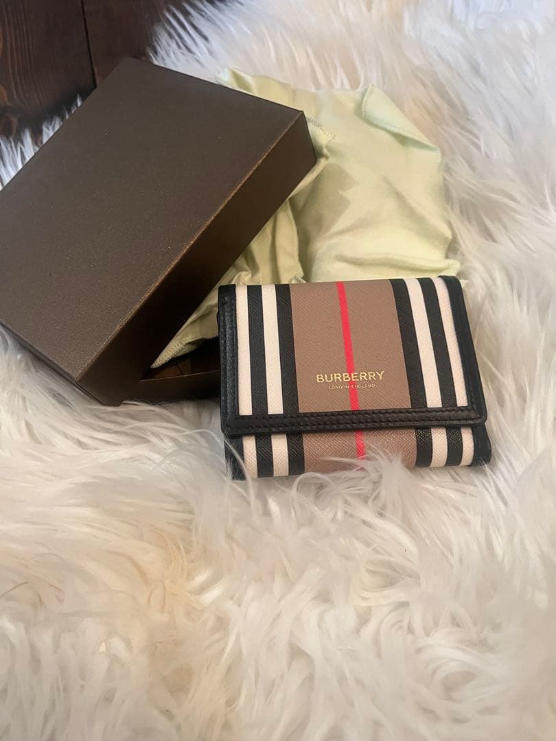 【新品】BURBERRY 二つ折り財布