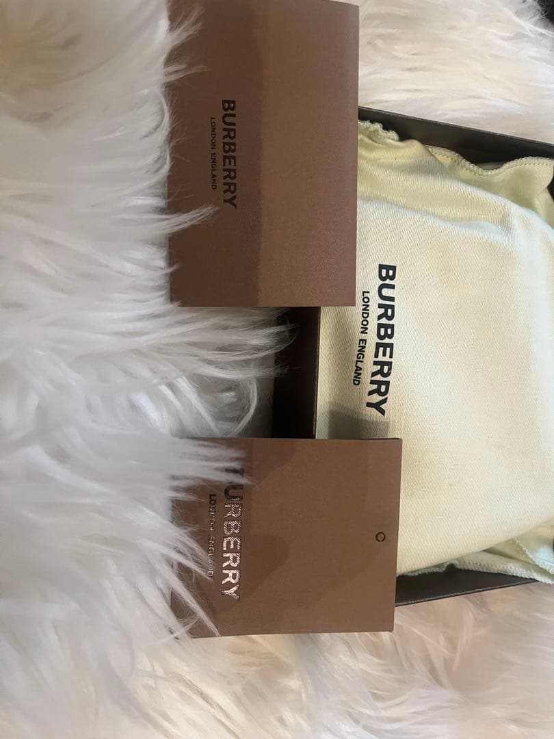 【新品】BURBERRY 二つ折り財布