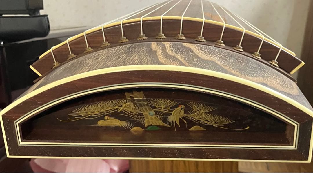 お琴です。13弦 並甲、すだれ彫り 箏曲部での自宅練習用に