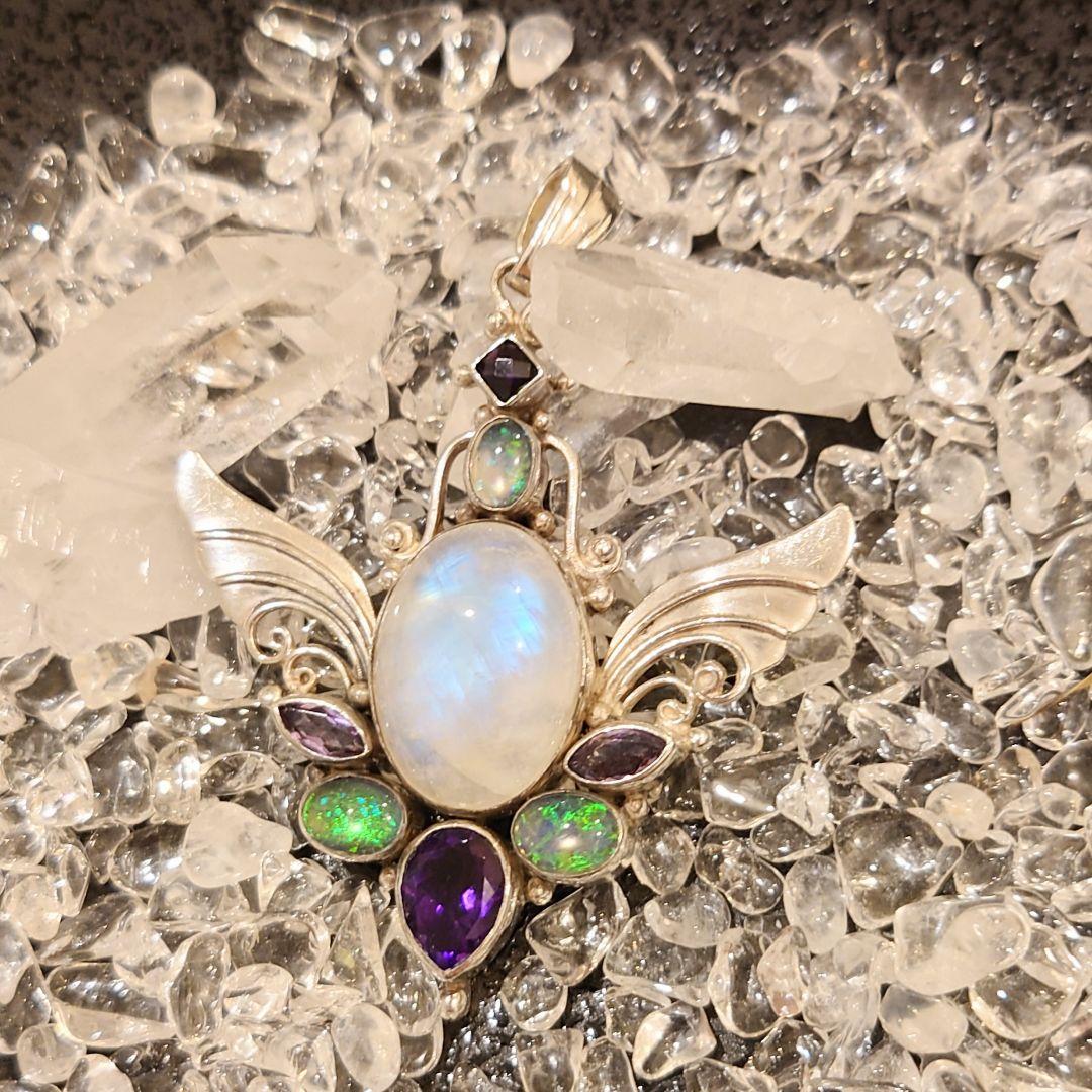 ■シャンカリジュエリー■　ムーンストーン 羽根モチーフ チャーム