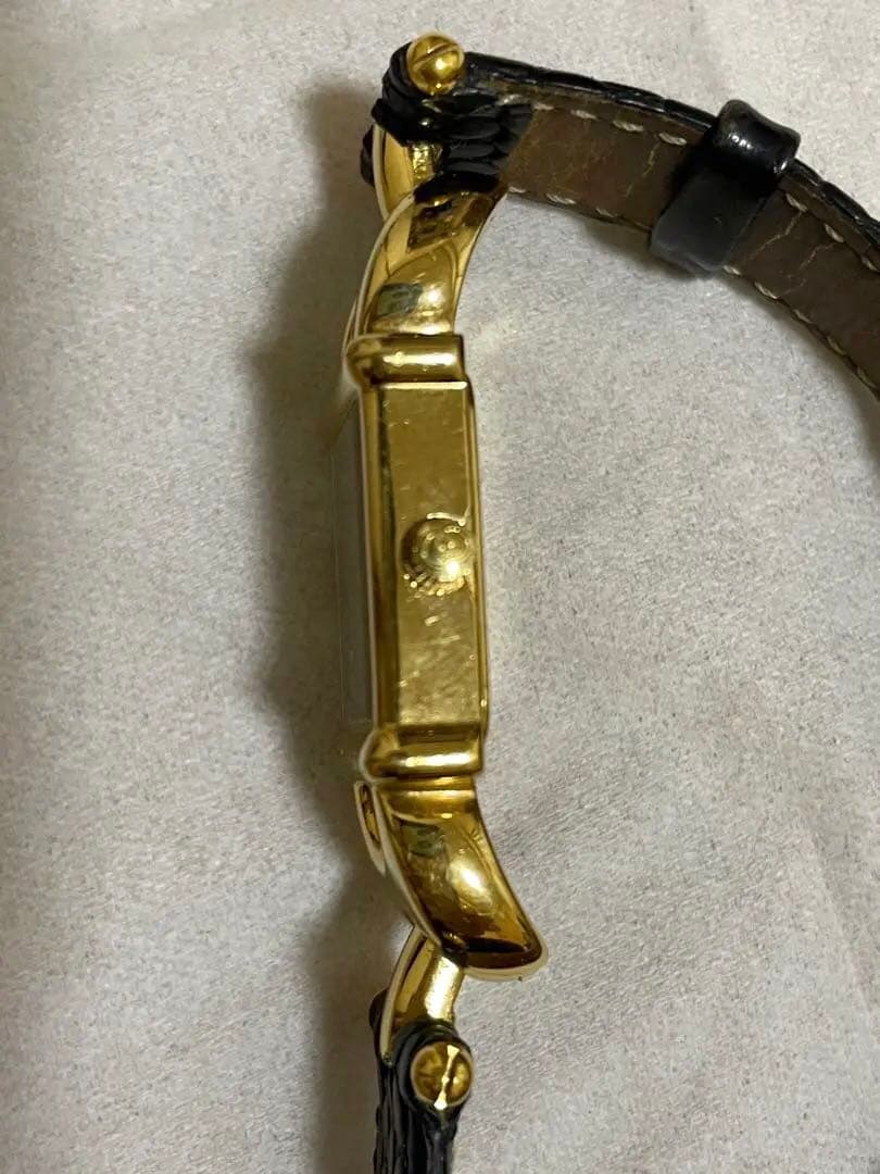 GUCCI レディース　ゴールド　ブラック レザー 腕時計　スクエア　不動