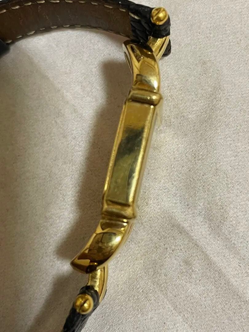 GUCCI レディース　ゴールド　ブラック レザー 腕時計　スクエア　不動