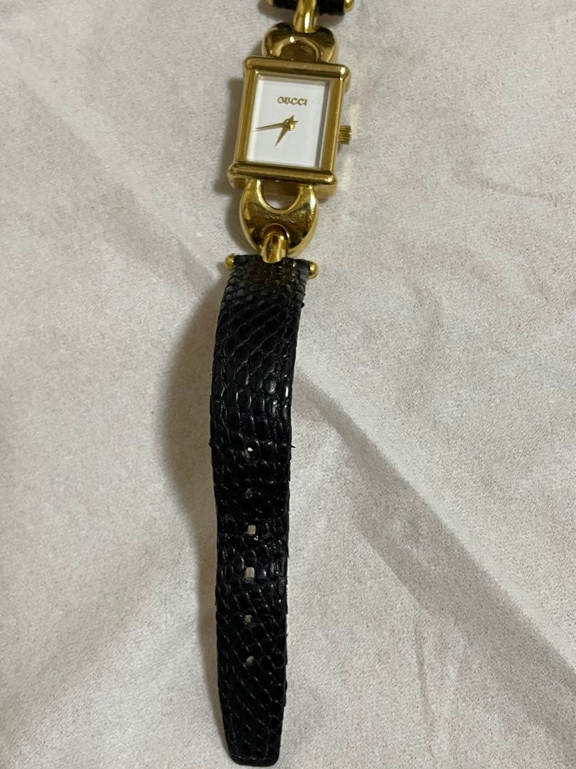 GUCCI レディース　ゴールド　ブラック レザー 腕時計　スクエア　不動