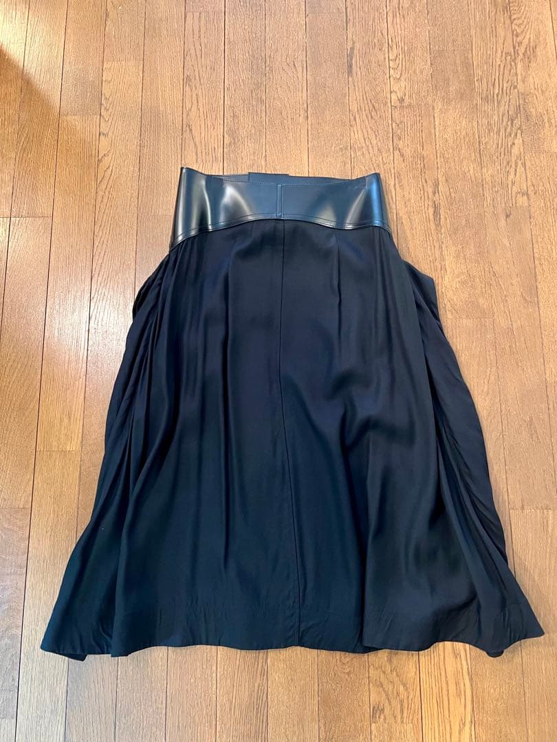 TOGA PULLA トーガプルラ バックルベルト付きスカート ブラック