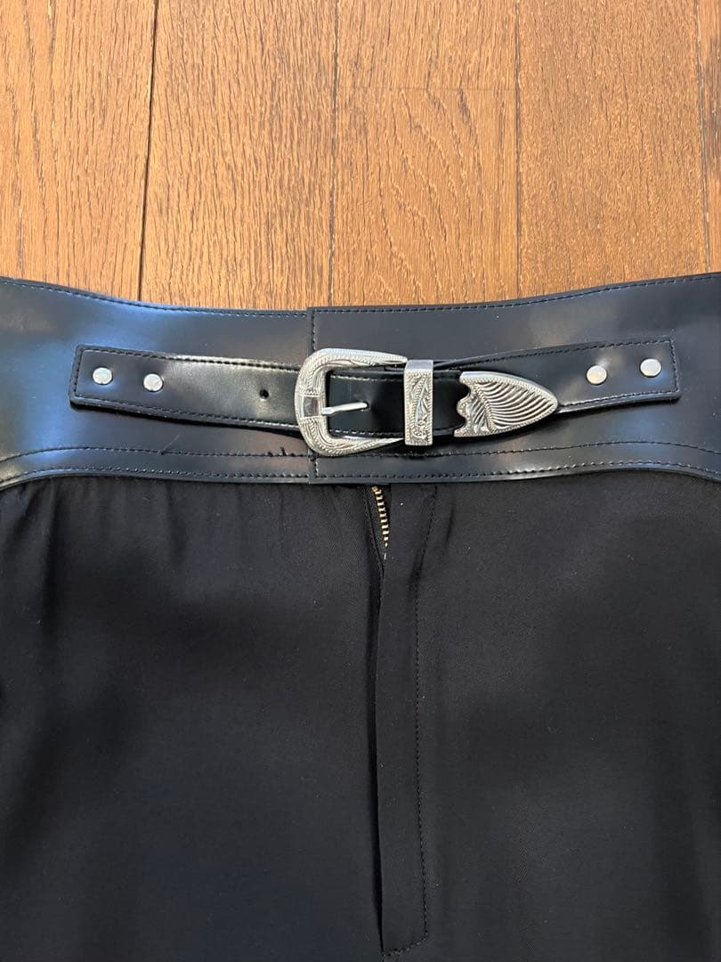 TOGA PULLA トーガプルラ バックルベルト付きスカート ブラック