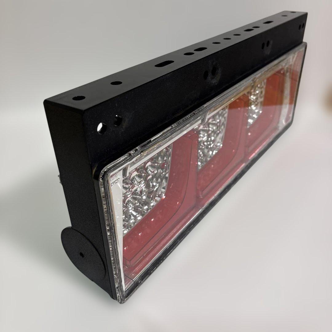 小糸 3連タイプ トラック用 ⑱ シーケンシャルターン（運転席側）右