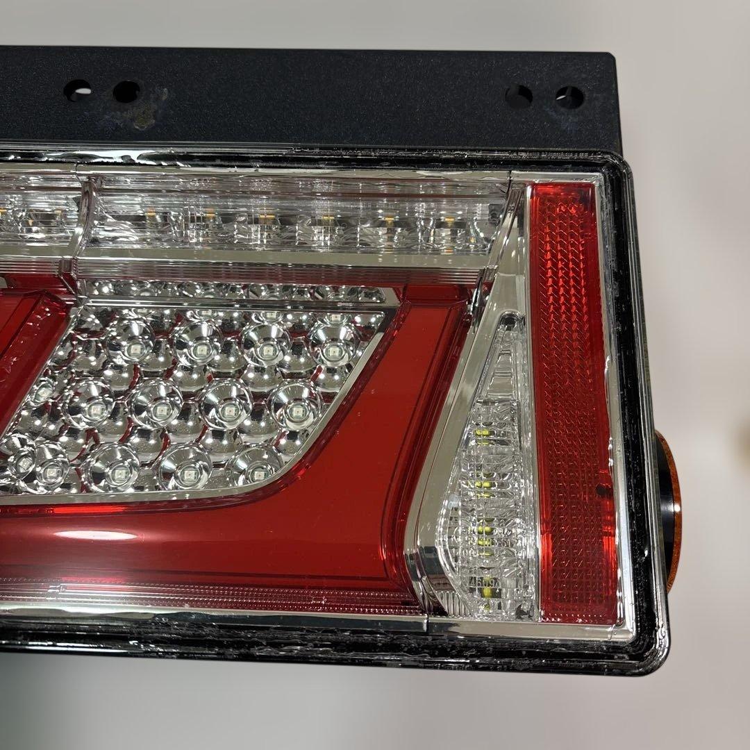 小糸 3連タイプ トラック用 ⑱ シーケンシャルターン（運転席側）右