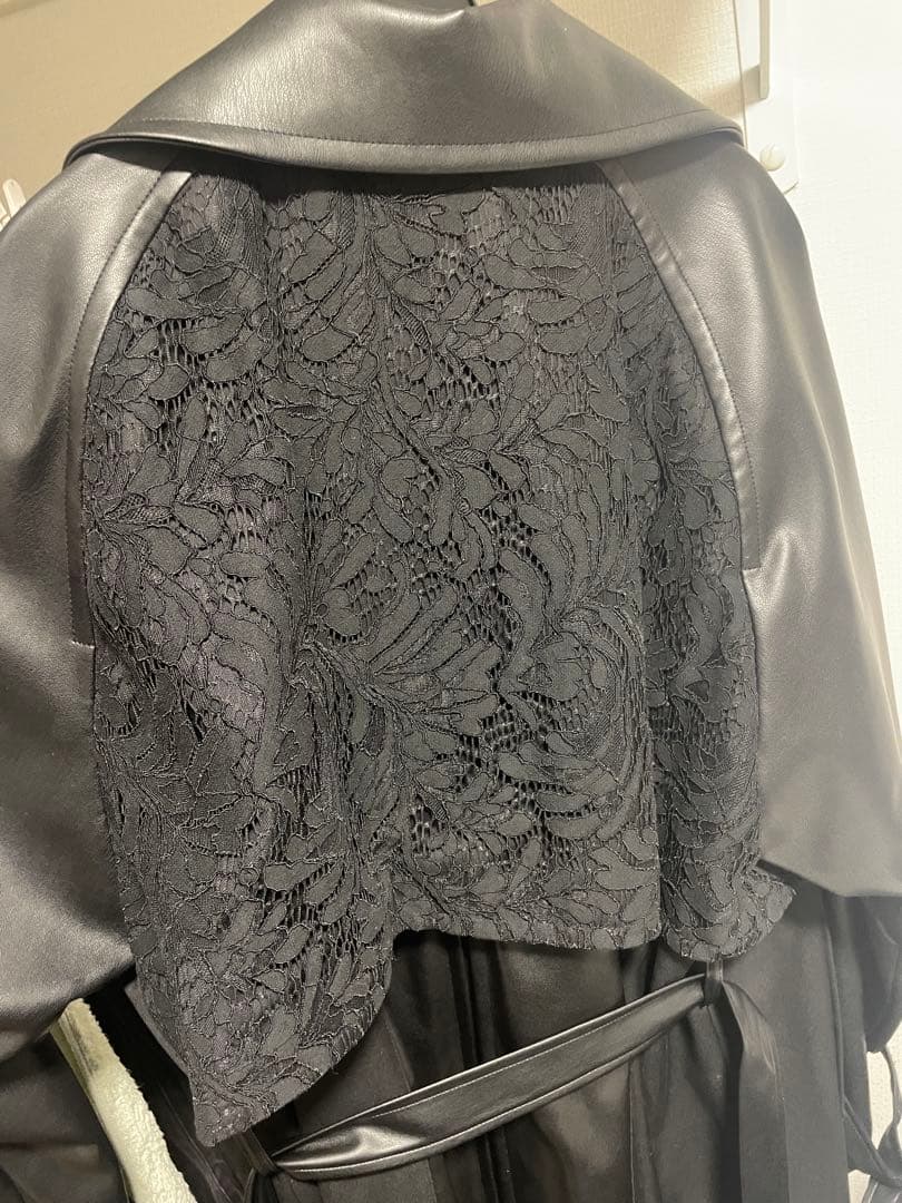 フェイクレザーイソザイトレンチコート　HARE