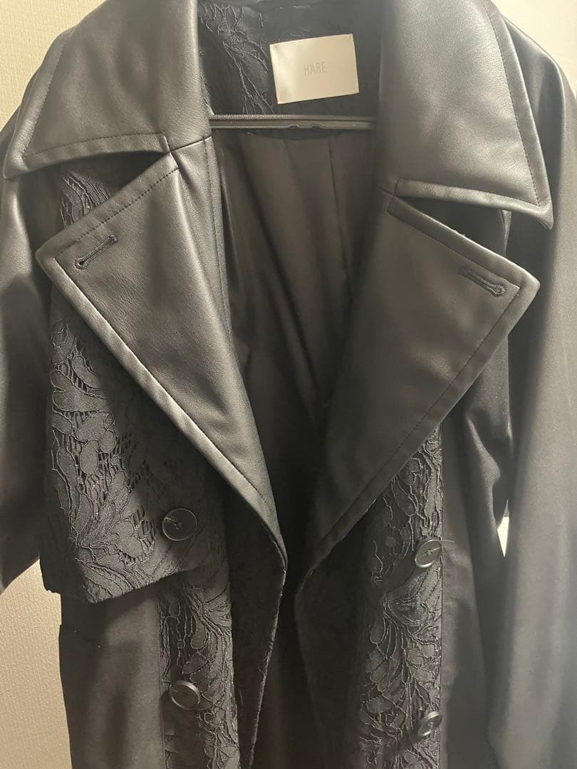 フェイクレザーイソザイトレンチコート　HARE