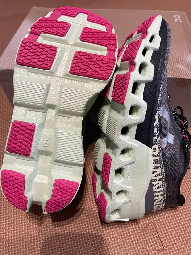 On Cloudstratus 2 23センチ