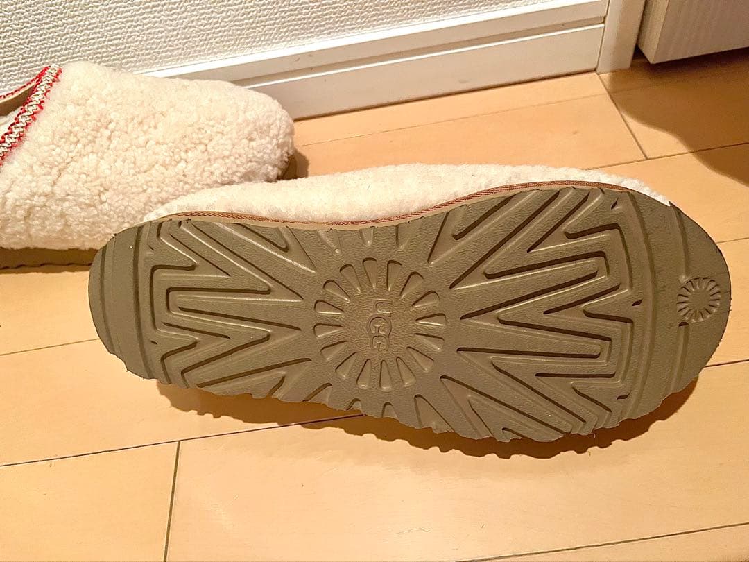 UGG シープスキン　タスマン　クリーム色　26cm(25cmにも合う)