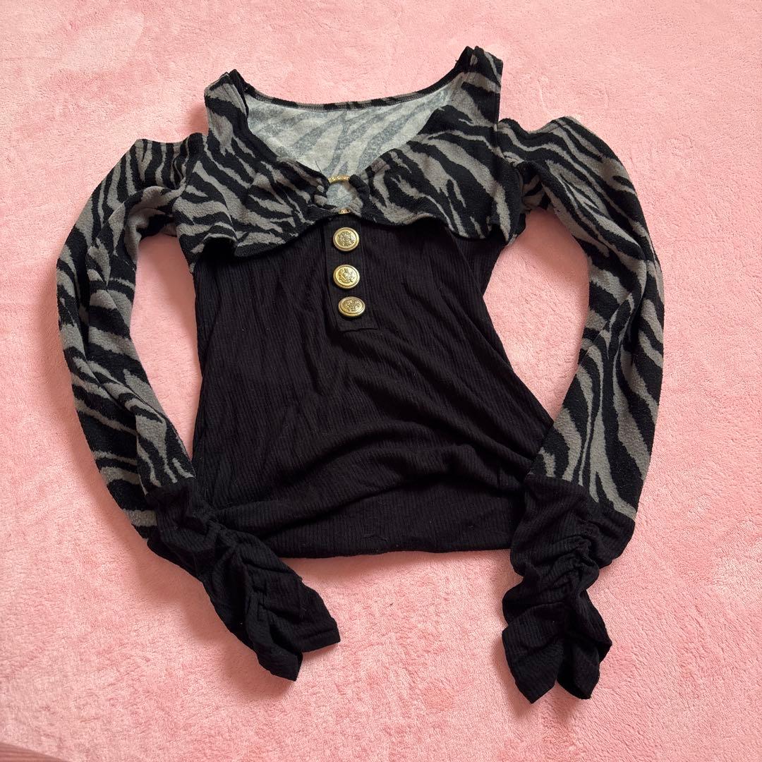 d.i.a ゼブラ柄オフショルダー長袖トップス
