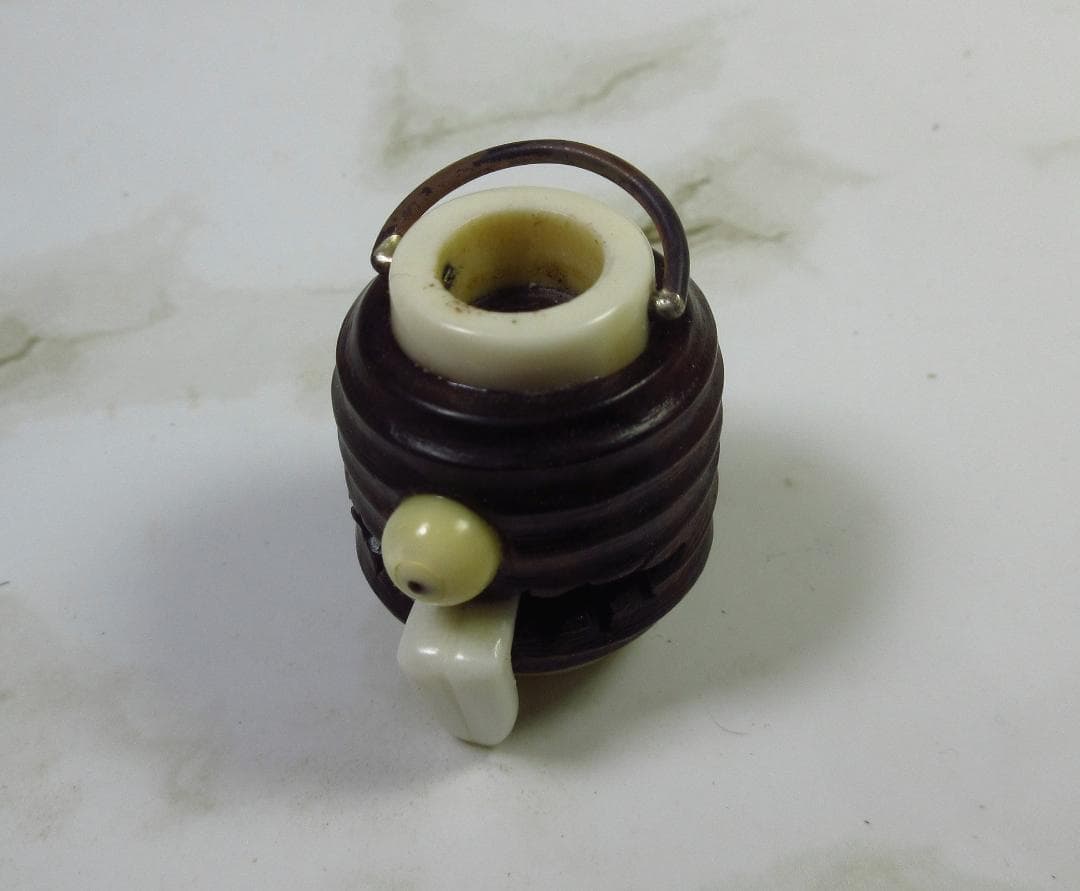 日本妖怪・お化け 「希少銘木・破れ提灯お化け」　　 緒締め 根付・提げ物