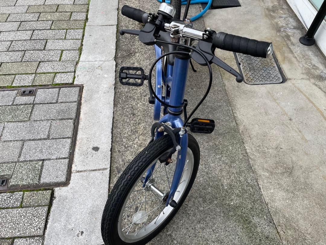 青い幼児用自転車