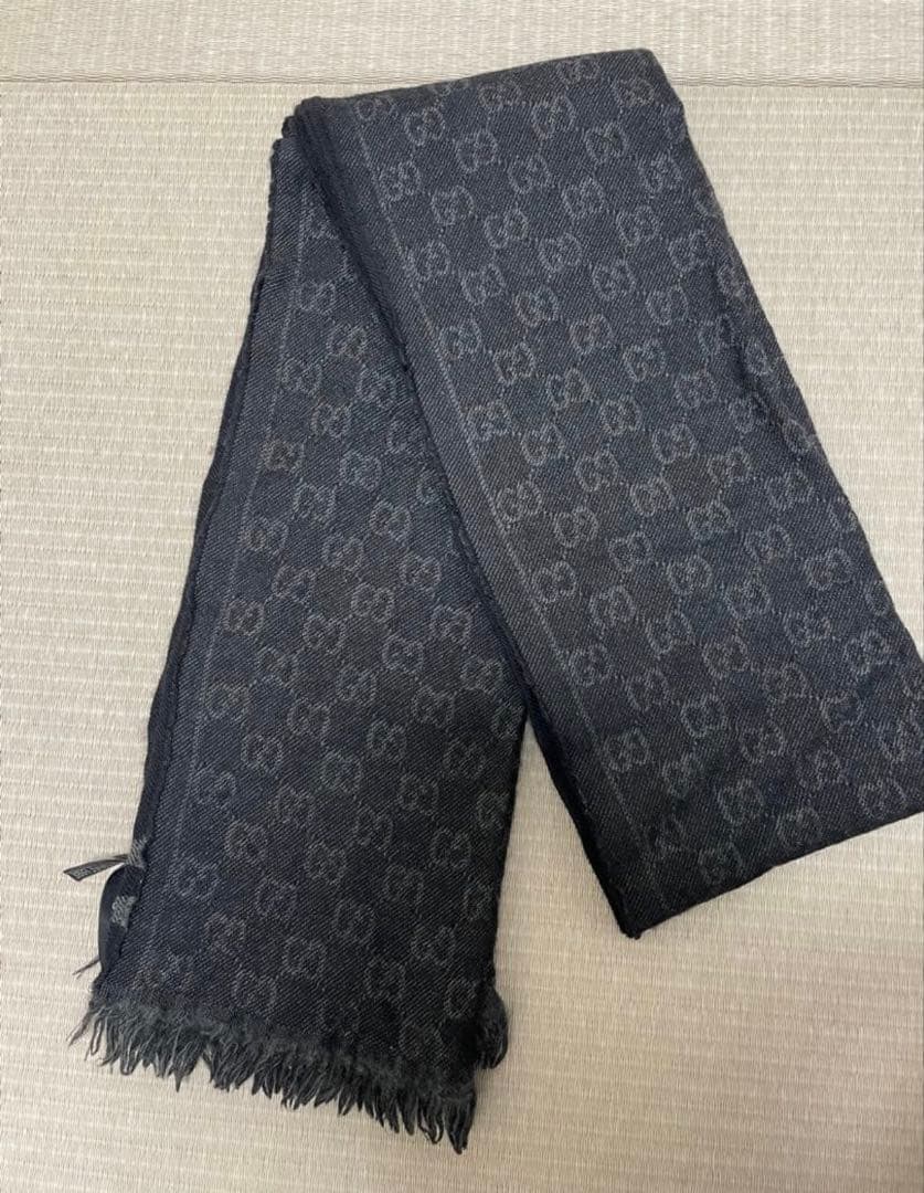 GUCCI ブラック ロゴマフラー