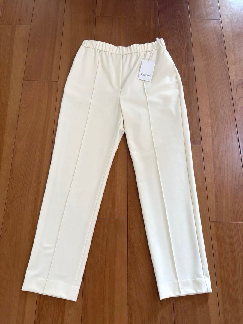新品　ピノーレ　PINORE オフ白パンツ　サイズ４０　¥31900