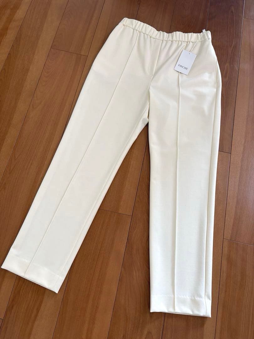 新品　ピノーレ　PINORE オフ白パンツ　サイズ４０　¥31900