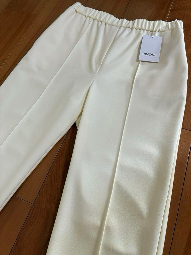 新品　ピノーレ　PINORE オフ白パンツ　サイズ４０　¥31900