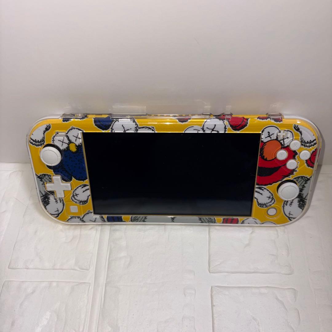 【ほぼ未使用】Nintendo Switch Lite イエロー【KAWS】