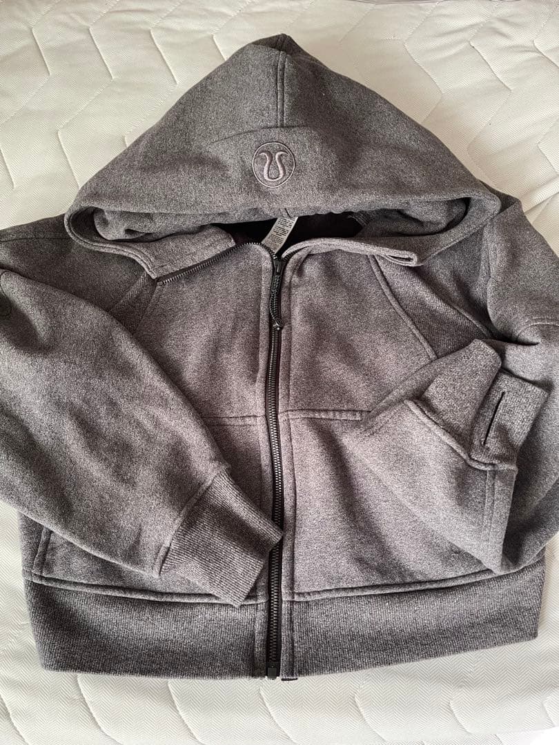 Lululemon グレー フルジップパーカー scuba