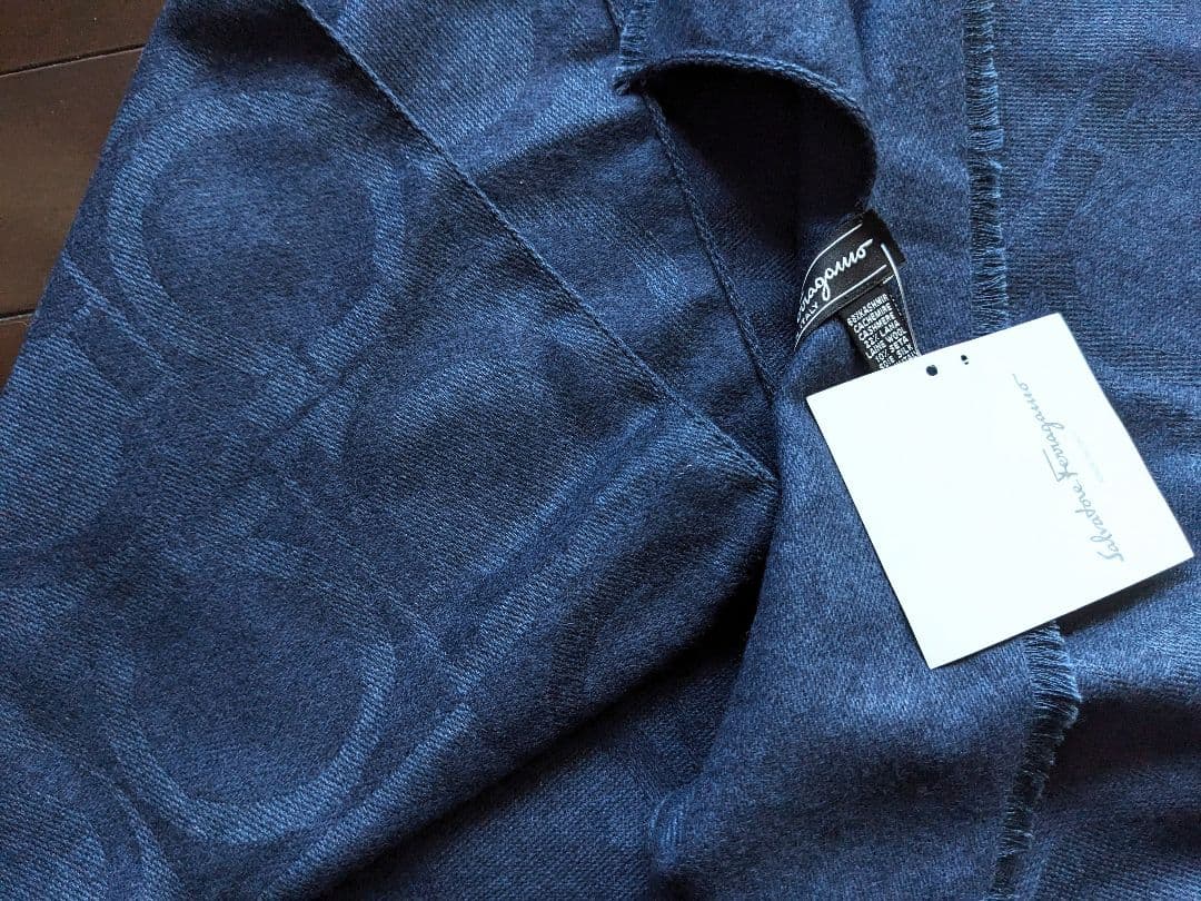 ナ*オ様 フェラガモ　定価6万円　シルク・ウール　マフラー　新品・タグ付き♪