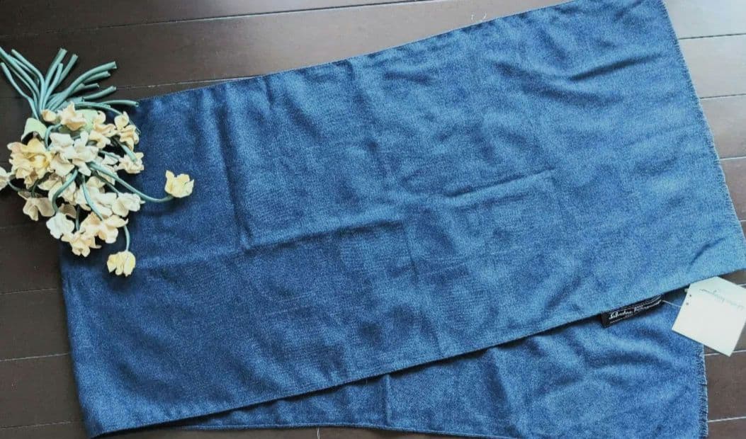 ナ*オ様 フェラガモ　定価6万円　シルク・ウール　マフラー　新品・タグ付き♪