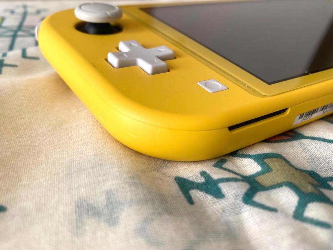 Nintendo Switch Light イエロー 美品 箱付ハードケース付