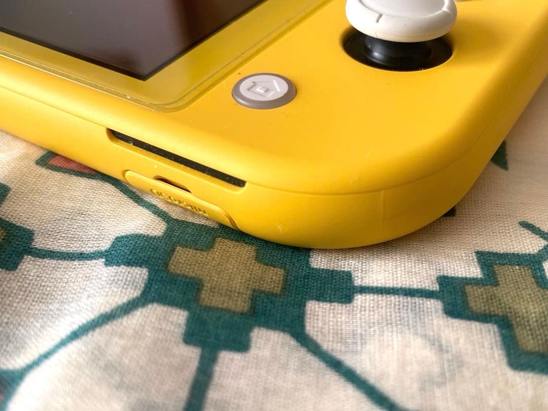 Nintendo Switch Light イエロー 美品 箱付ハードケース付