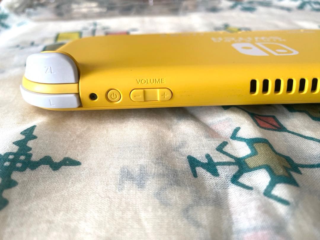 Nintendo Switch Light イエロー 美品 箱付ハードケース付