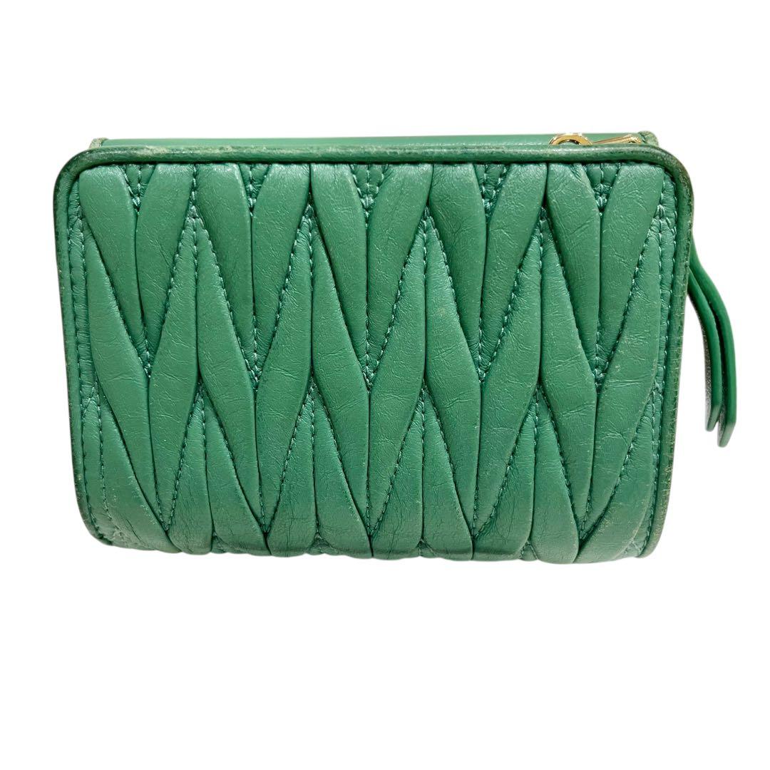 人気　ミュウミュウ 折り財布 マテラッセ レザーグリーン　ウォレット