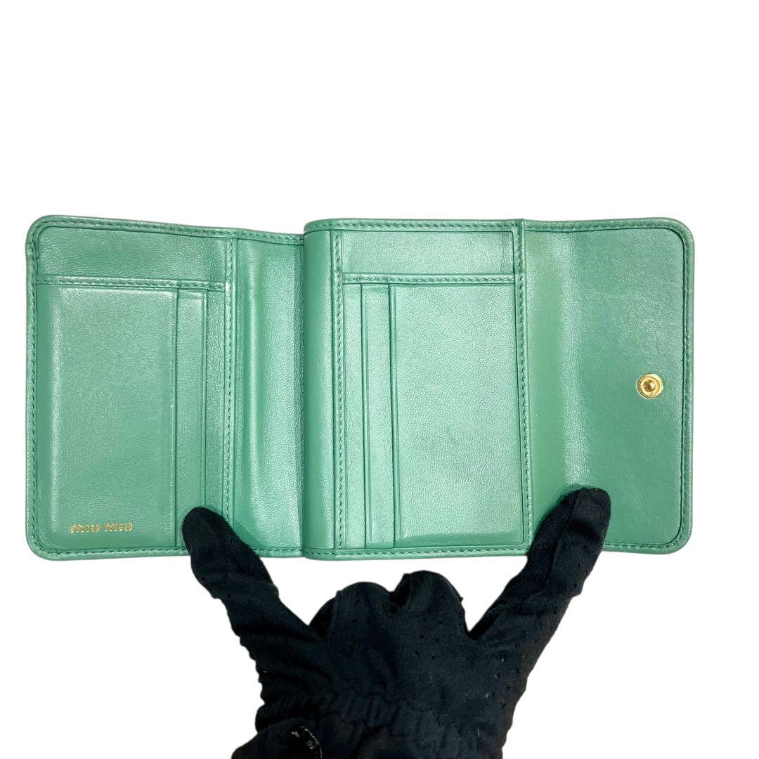 人気　ミュウミュウ 折り財布 マテラッセ レザーグリーン　ウォレット